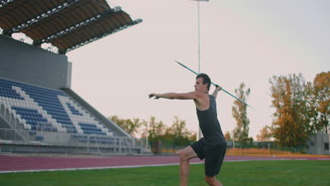 Cámara-Lenta:-Un-Atleta-Masculino-En-El-Estadio-Se-Concentra-Corre-Y-Lanza-Una-Jabalina.-Preparación-Para-Los-Juegos-Olímpicos-Por-Todos-Lados